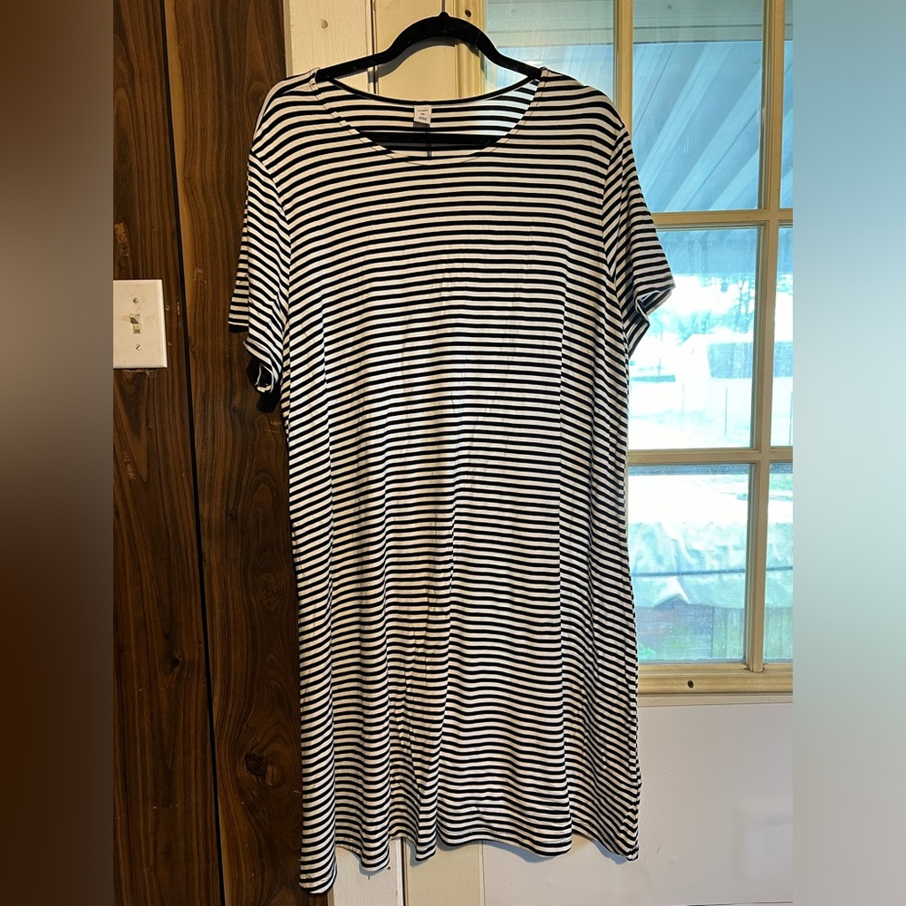Old Navy B&W Striped Shift dress